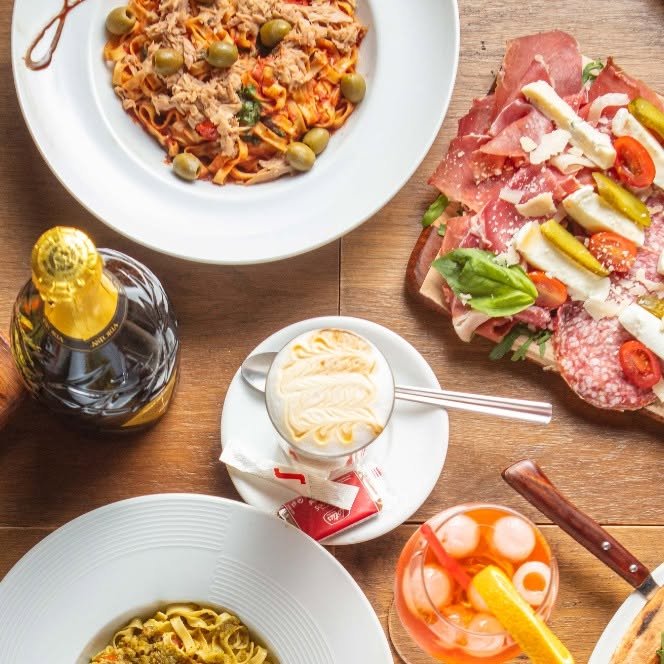 Table d'aperitivo : pâtes, antipasti et spritz