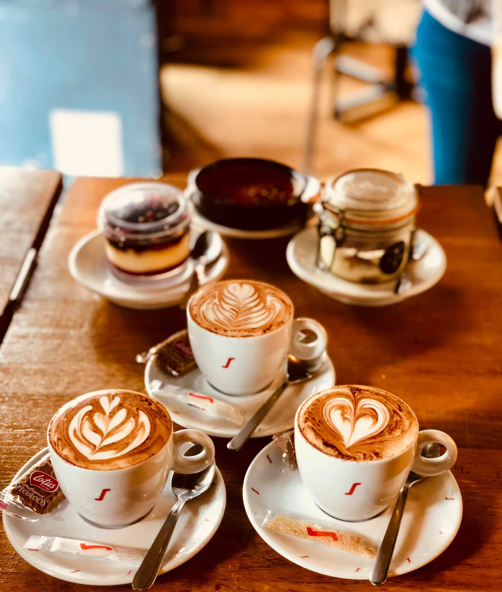 Cappuccinos latte art et pâtisseries