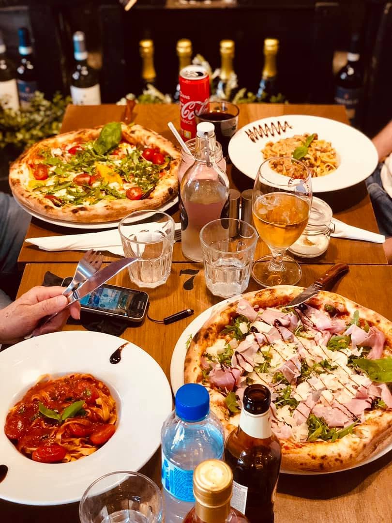 Repas entre amis autour de pizzas