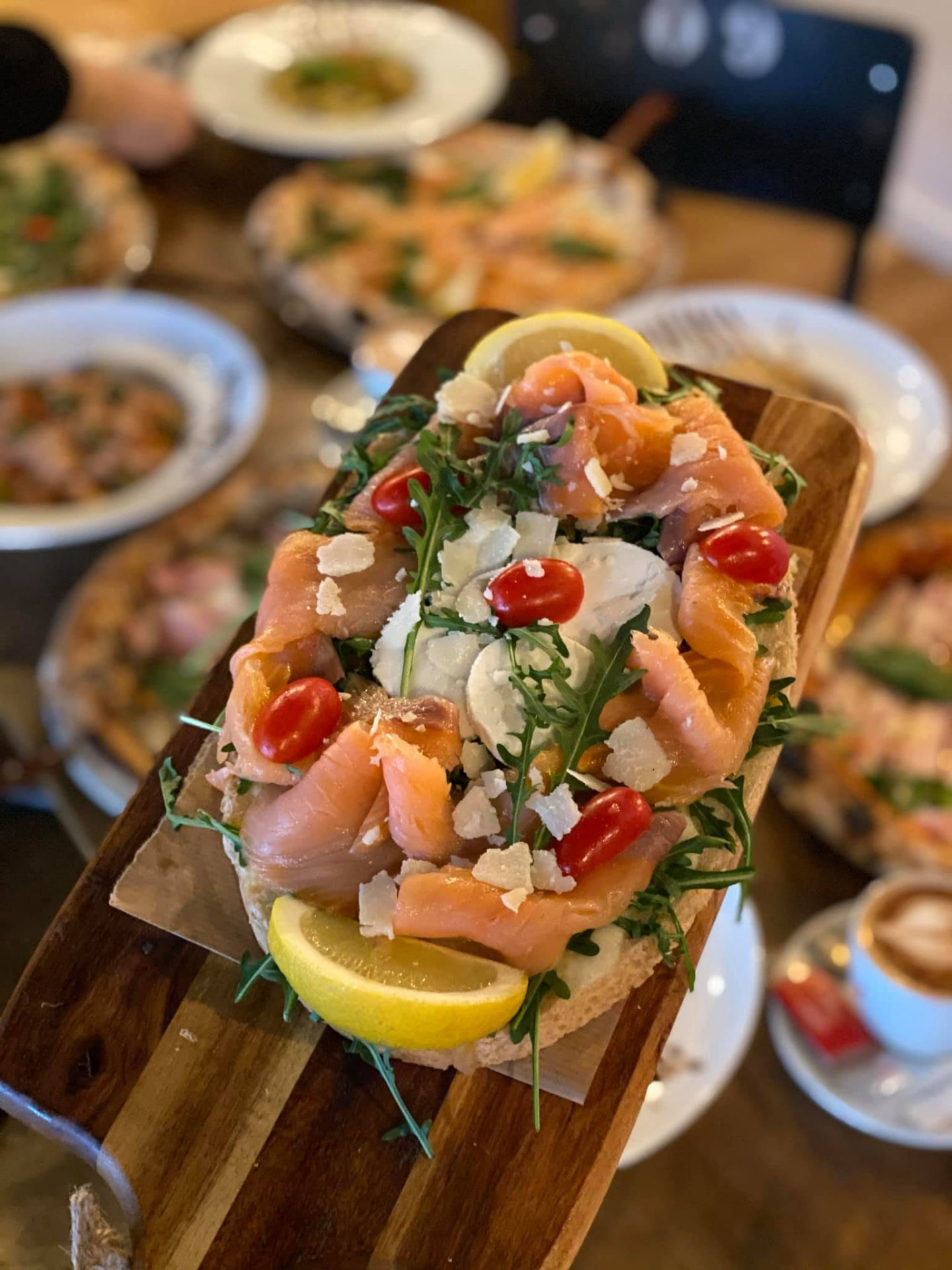Bruschetta saumon, roquette et tomates cerises